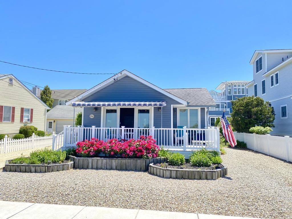 Seashore COTTAGE with bay views