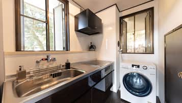 Ático Deluxe | Cocina privada | Frigorífico, microondas, placa de cocina y hervidor eléctrico