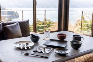 Deluxe penthouse | Privékeuken | Een koelkast, een microgolfoven, een kookplaat, een waterkoker