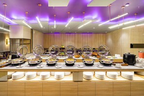 Daily buffet breakfast (IDR 125000 per person) - Quest Prime Pemuda - Semarang (Semarang)