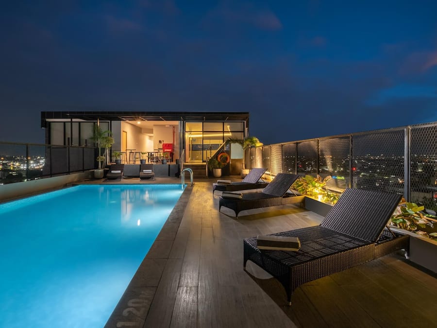 Una piscina al aire libre