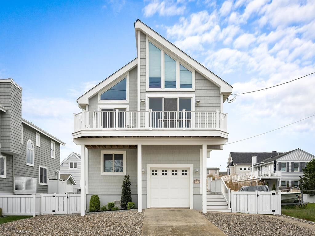 Located just one block to 48th Street beach path!