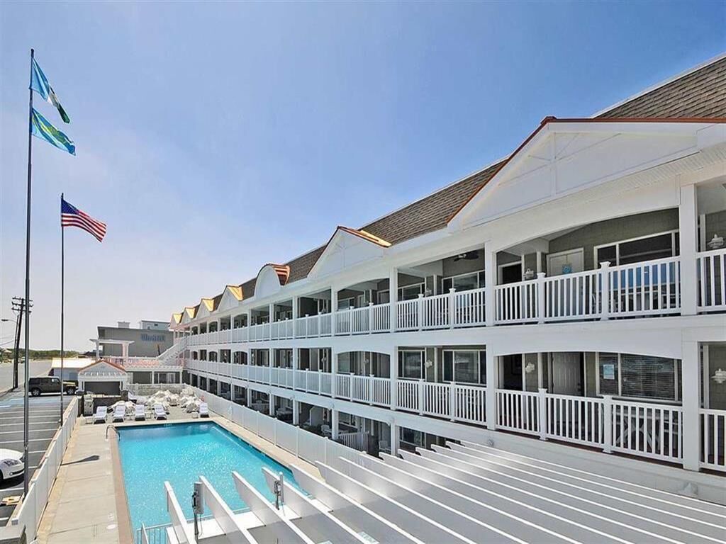 Charming poolside BEACHBLOCK condo
