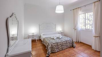 3 slaapkamers, een strijkplank/strijkijzer, gratis wifi, beddengoed