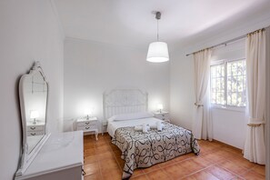 3 bedrooms, iron/ironing board, free WiFi, bed sheets