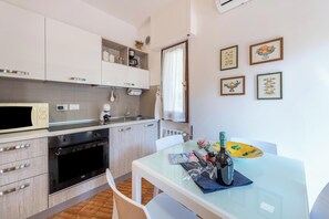 Frigorífic, microones, forn i placa de cuina