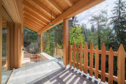 Chalet 'Heidi und Peter' with Mountain View, Sauna, Jacuzzi, Garden & Wi-Fi