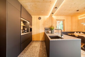Frigorífico, horno, placa de cocina y lavavajillas