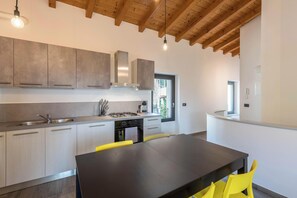 Kühlschrank, Ofen, Herdplatte, Wasserkocher mit Kaffee-/Teezubehör