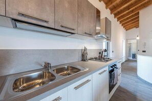 Kühlschrank, Ofen, Herdplatte, Wasserkocher mit Kaffee-/Teezubehör