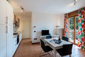 Fridge, microwave, oven, stovetop - Apartment 'Margherita' with Shared Pool, Wi-Fi and Air Conditioning (Toscolano Maderno)