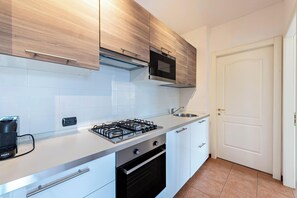Frigorifero, microonde, forno, piano cottura