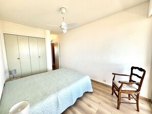2 bedrooms, free WiFi, bed sheets - 3-room apartment with parking, near beach and center - sleeps 7 (Ajaccio)