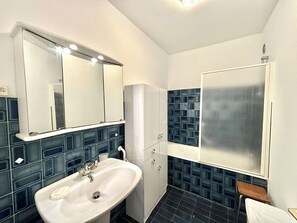 Hair dryer, towels - 3-room apartment with parking, near beach and center - sleeps 7 (Ajaccio)
