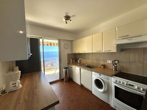 Een microgolfoven, een oven, een vaatwasser