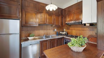 Réfrigérateur, micro-ondes, four, plaque de cuisson