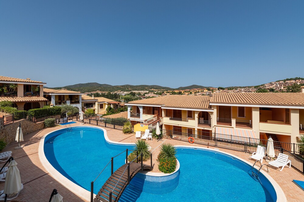 Holiday Home Casa Alice with Shared Pool & A/C