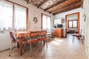 Dining - Pet-Friendly Holiday Home Villa 'Melograno' with Garden, Terrace & BBQ (Torre delle Stelle)