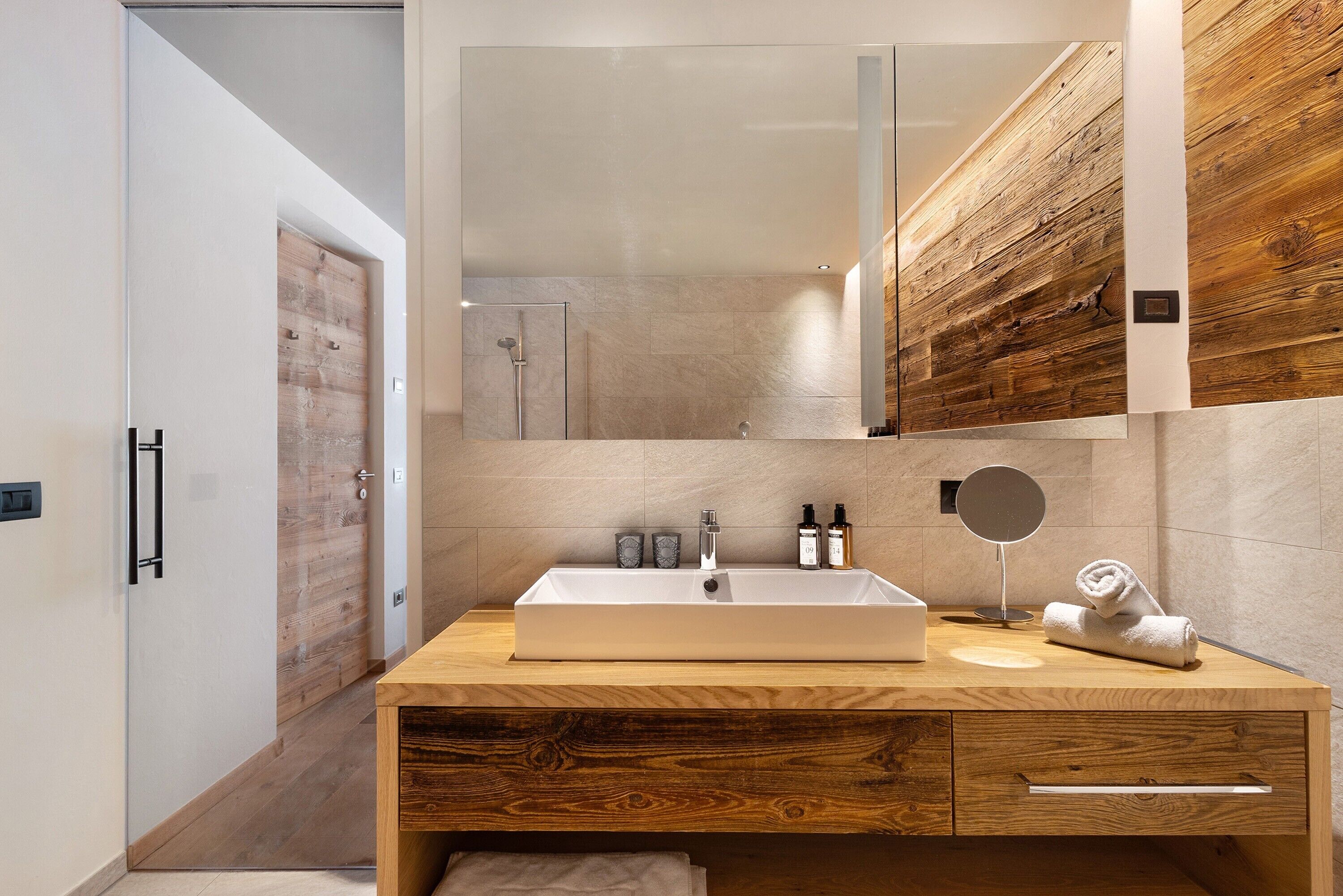 Badewanne, Haartrockner, Handtücher