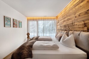 5 bedrooms, iron/ironing board, free WiFi, bed sheets