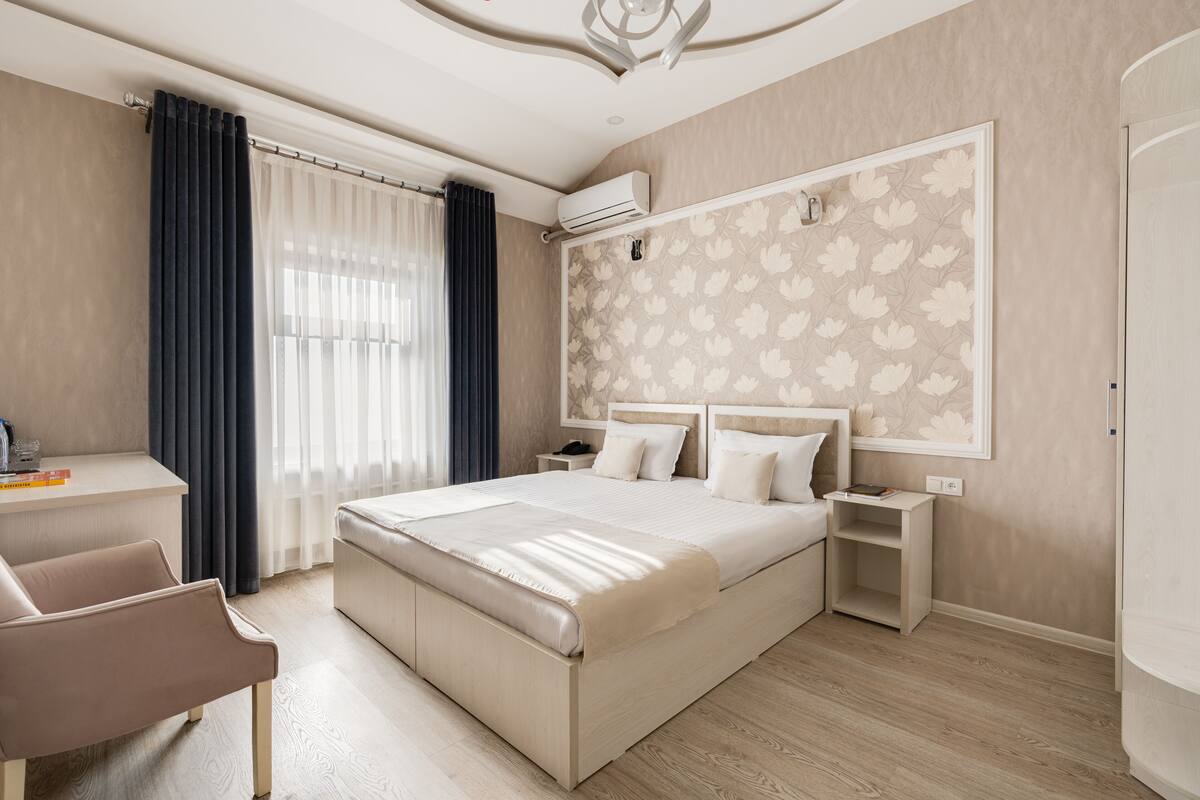Premium bedding, down duvets, minibar, in-room safe