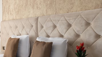 Ropa de cama de alta calidad, cubrecamas y minibar