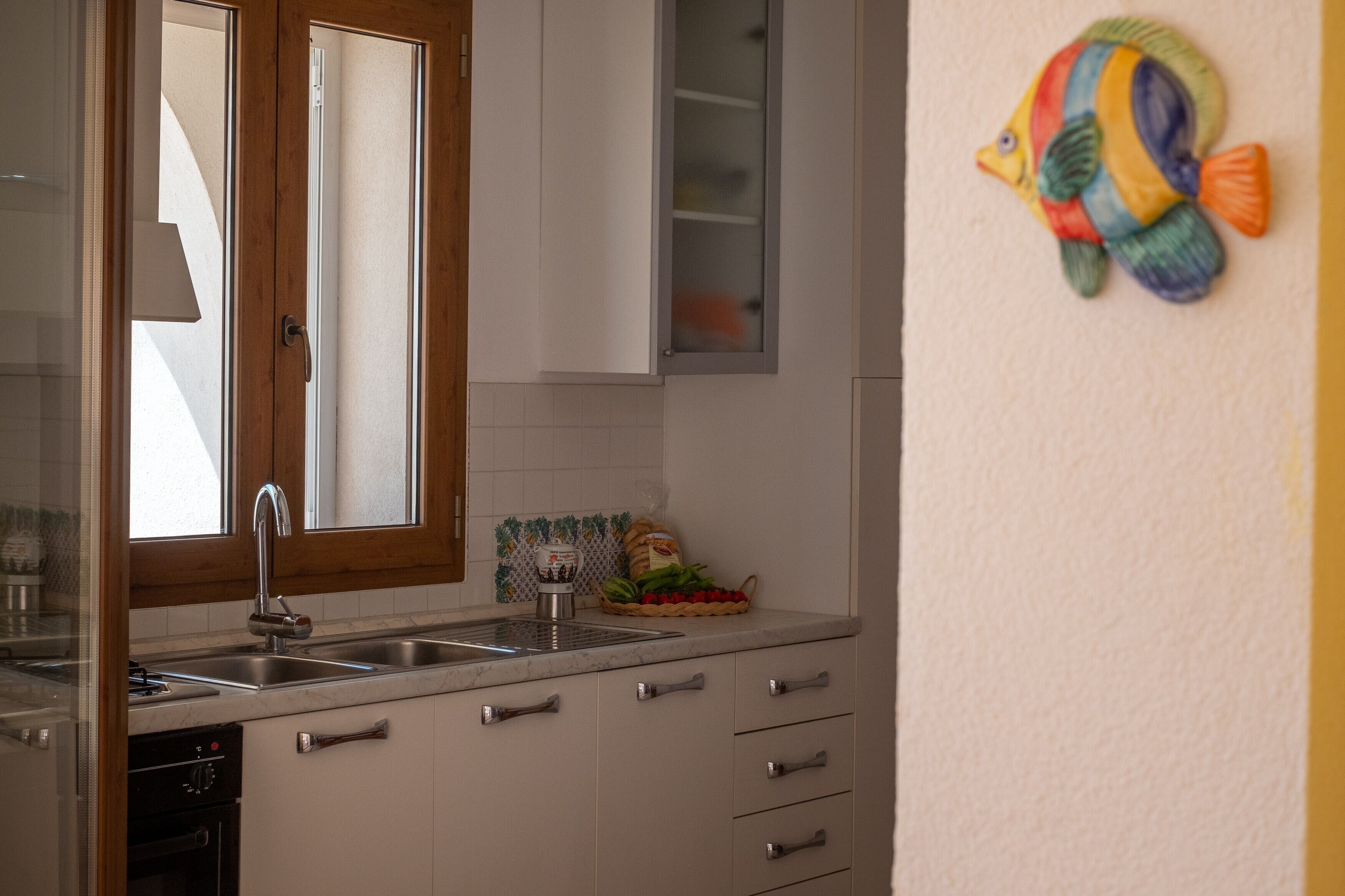 Kühlschrank, Ofen, Herdplatte, Kochgeschirr/Geschirr/Besteck