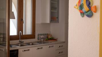 Kühlschrank, Ofen, Herdplatte, Kochgeschirr/Geschirr/Besteck