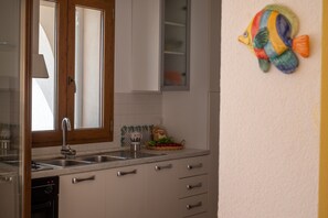 Frigorifero, forno, piano cottura, pentole/stoviglie/utensili
