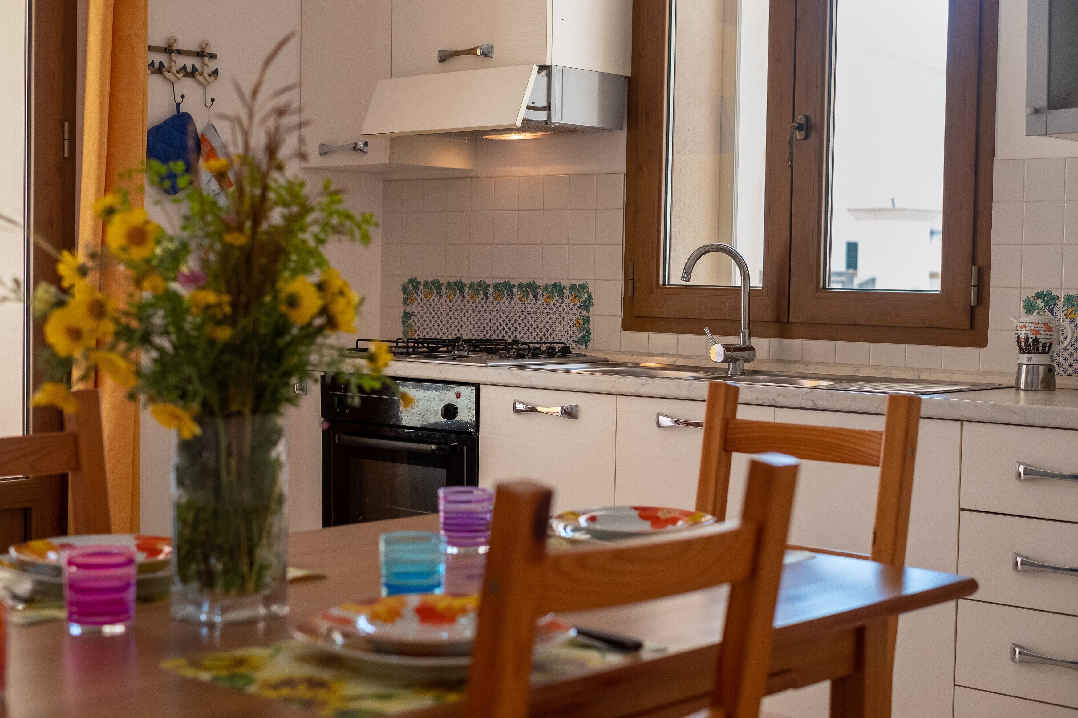 Jääkaappi, uuni, liesi, keittoastiat/astiat/ruokailuvälineet