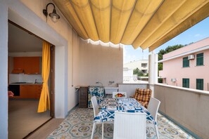Outdoor dining - Apartment 'Staiulo - Primo Piano - La Plumeria' with Balcony & A/C (Leuca)