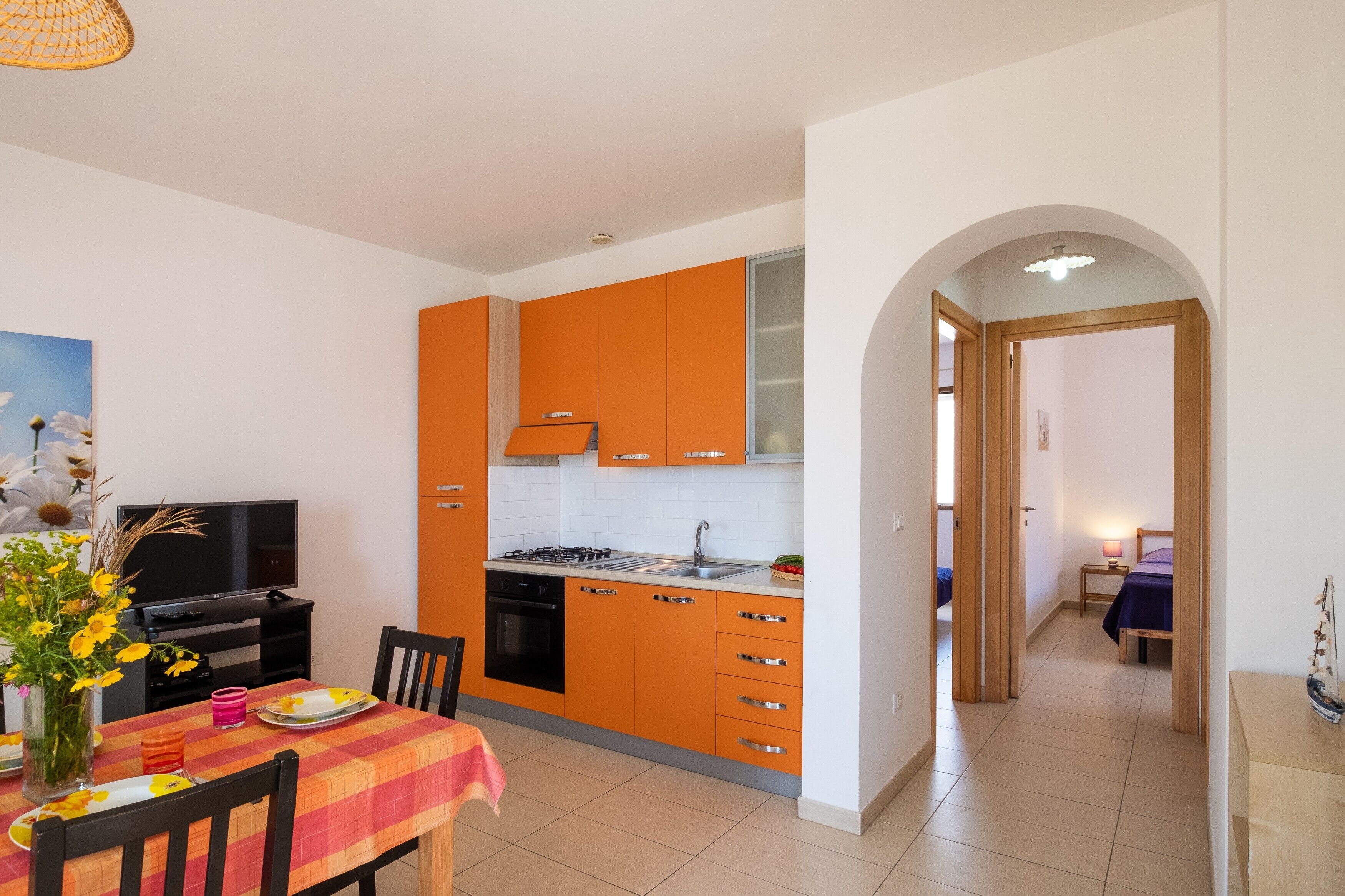 Fridge, oven, stovetop, coffee/tea maker