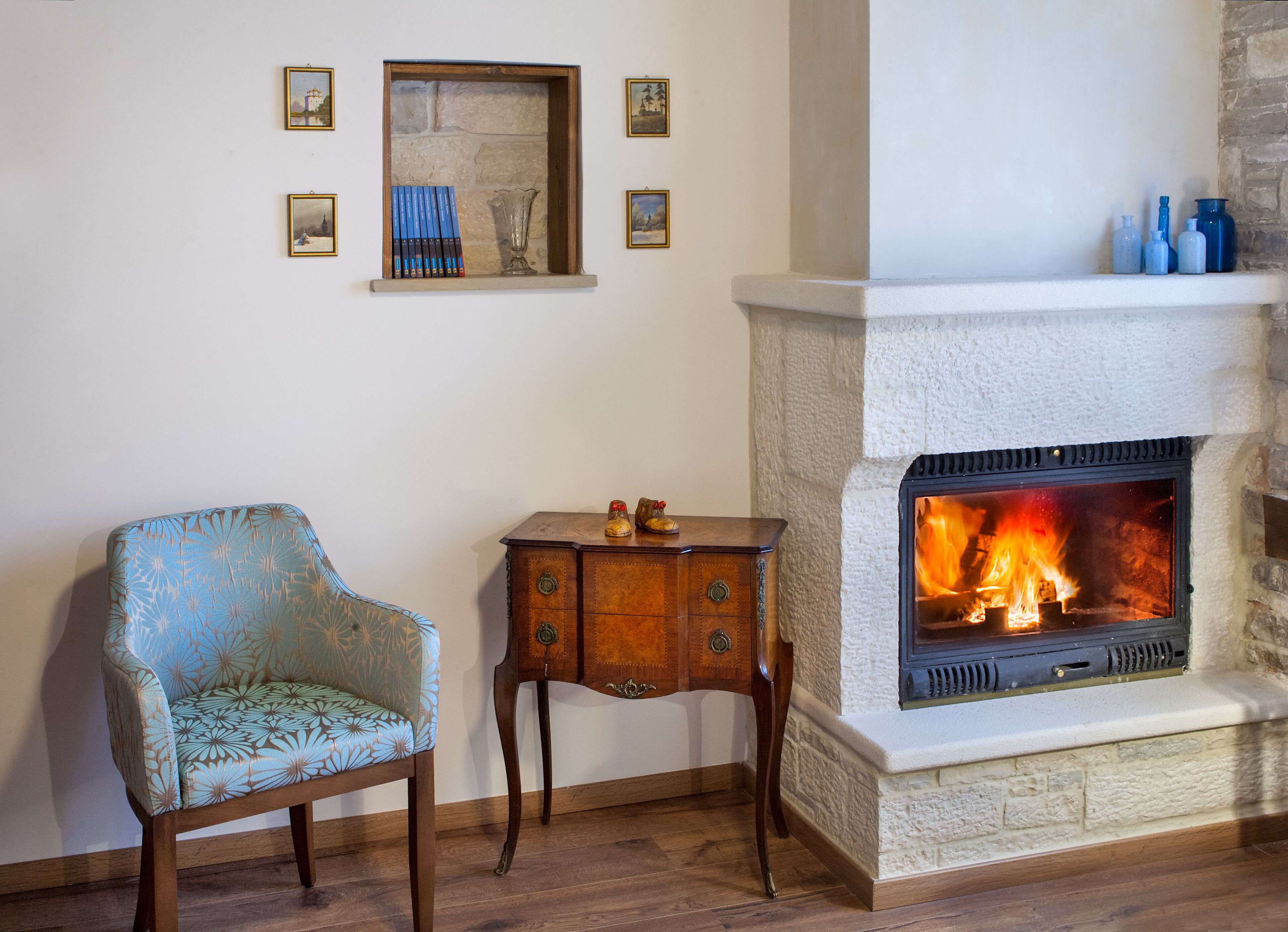 Deluxe Double Room | Living area | 32-inch flat-screen TV with satellite channels, TV