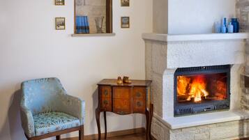 Deluxe Double Room | Living area | 32-inch flat-screen TV with satellite channels, TV