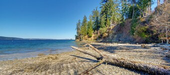 Waterfront PNW Escape w/ Deck & Beach Access!