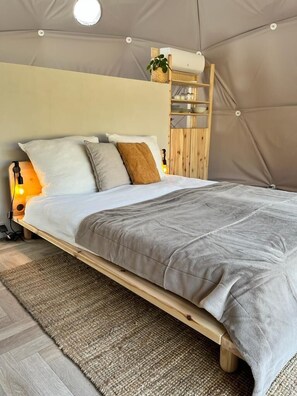 Glamping Dome | 각각 다른 스타일의 인테리어, 각각 다르게 가구 비치, 무료 WiFi, 침대 시트