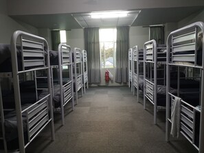 Desk, bed sheets - Hotel O Bed Station Guest House Dormitory (Tanah Rata)