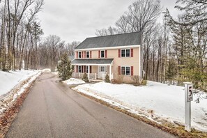 A two-story house with a snow-covered driveway and a speed limit sign of 5 mph. - North Conway Home ~ 2 Mi to Cranmore Mountain! (North Conway)