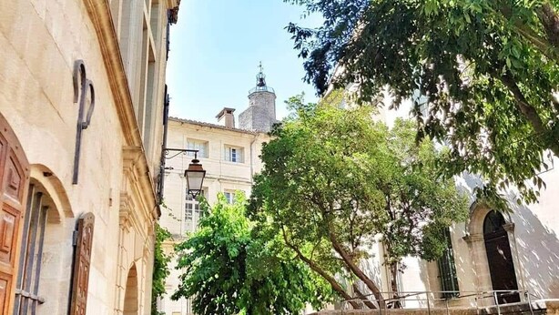 A narrow cobblestone street flanked by historic buildings with arched doorways and a stone wall. - Beautiful 10p villa with private pool, jacuzzi & tennis court (Vers-Pont-du-Gard)