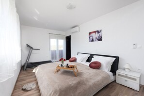 3 makuuhuonetta, tallelokero huoneessa, silitysrauta/-lauta