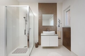 Shower, hair dryer, towels - Villa Bašić ZadarVillas (Debeljak)