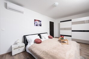 Villa, 4 habitaciones, piscina privada, vistas a la montaña | 4 dormitorios, caja fuerte, cunas gratuitas y ropa de cama