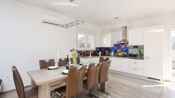 Villa, 4 chambres, piscine privée, vue montagne | Restauration dans la chambre