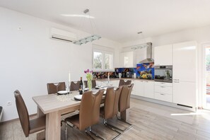 Villa, 4 Bedrooms, Private Pool, Mountain View | In-room dining - Villa Bašić (Sukosan)