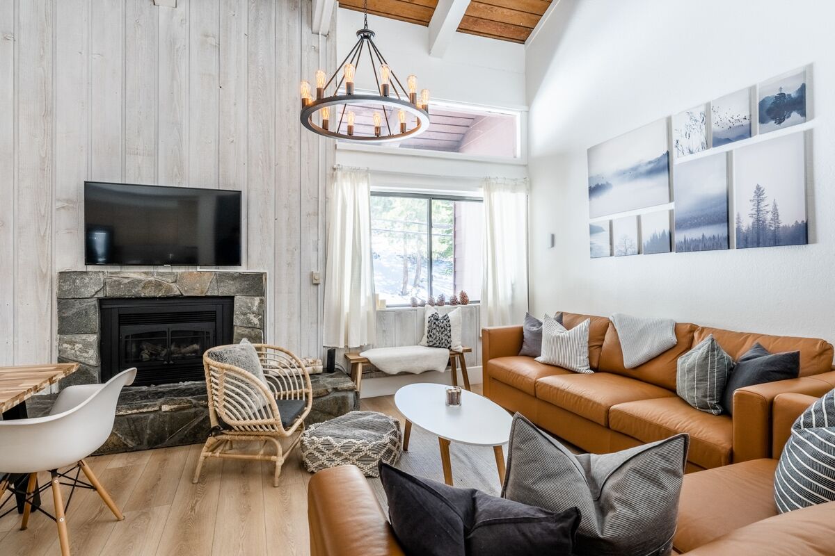 Modern Penthouse with loft on ski-back trail, shared hot tub and game room