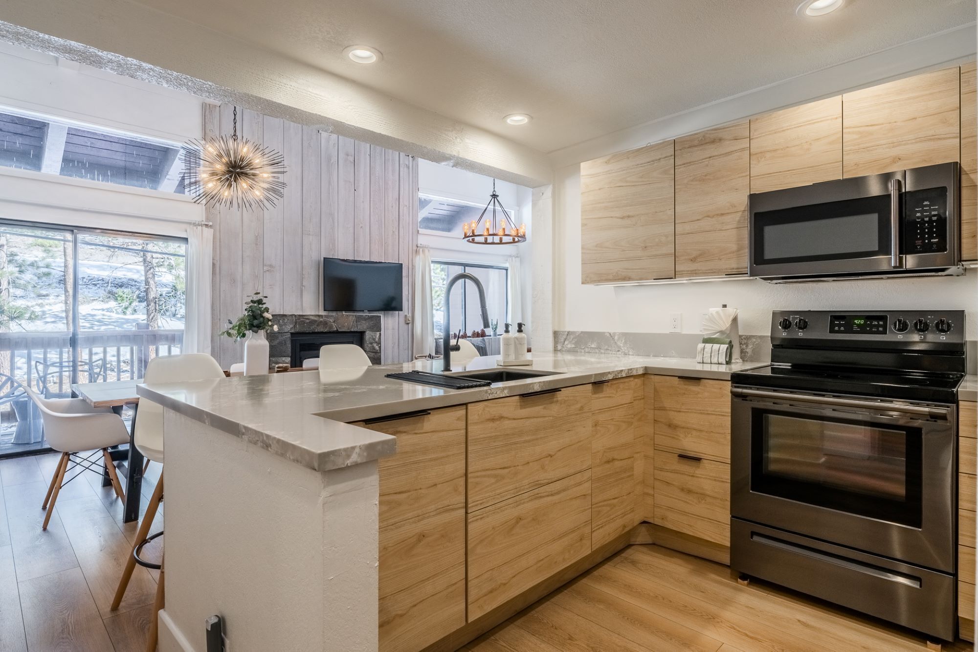 Modern Penthouse with loft on ski-back trail, shared hot tub and game room