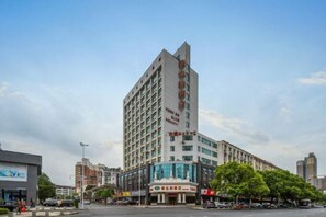 المنشأة م ن الخارج