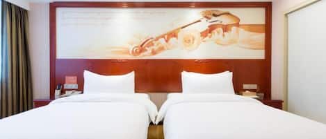 Habitación de hotel con dos camas, un mural grande en la pared y un cabecero de madera.