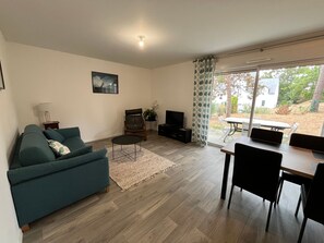 TV - Modern Apartment for 2-4, 400m from Beach, Terrace, Parking, Quiet Area (Sarzeau)