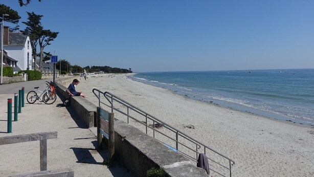 A beach with a concrete walkway, bicycles, and a clear blue sky. - Modern Apartment for 2-4, 400m from Beach, Terrace, Parking, Quiet Area (Sarzeau)